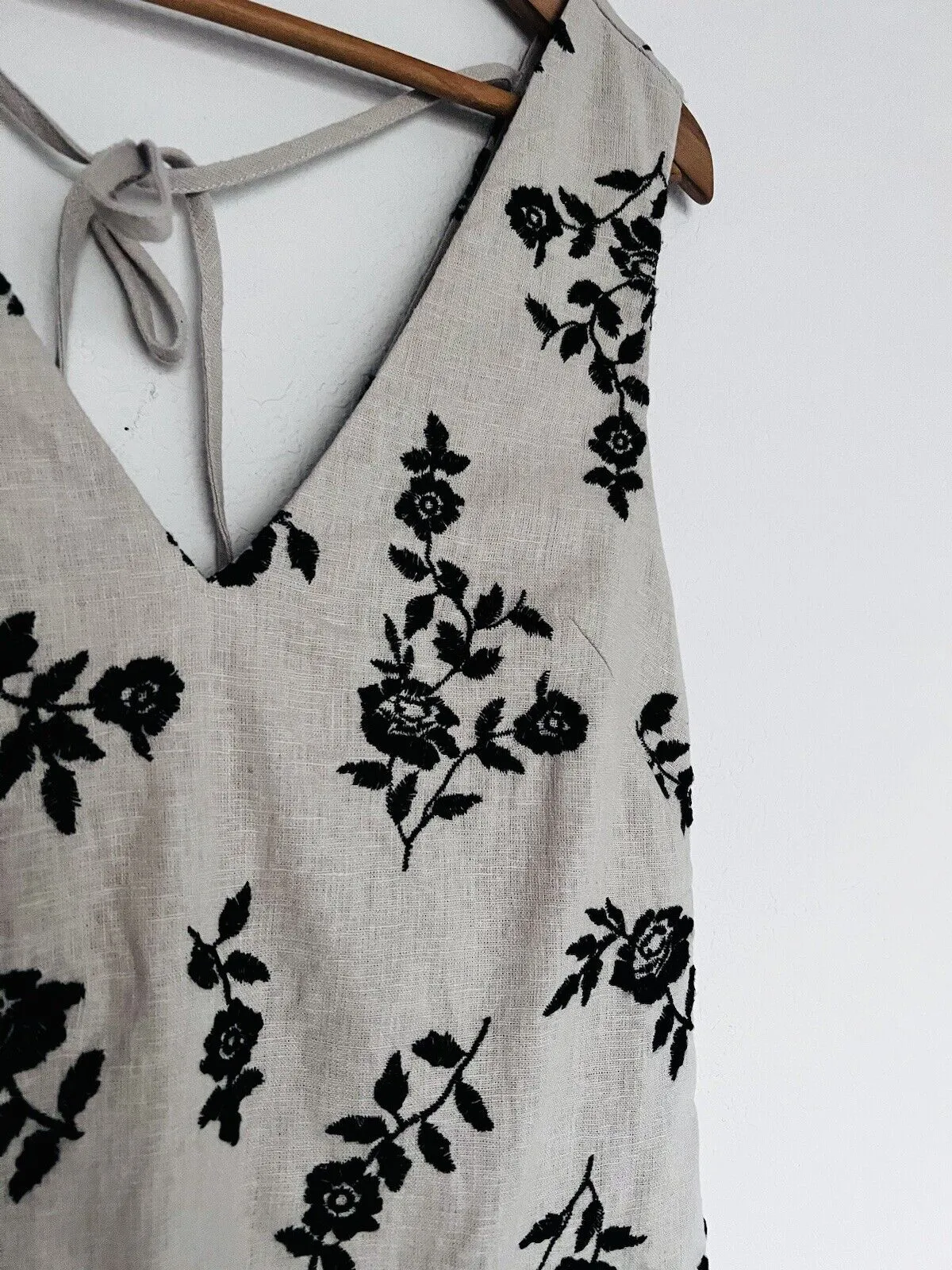 ABERCROMBIE  & FITCH Gray Floral Embroidered Dress Sz XS Linen Blend V-Neck