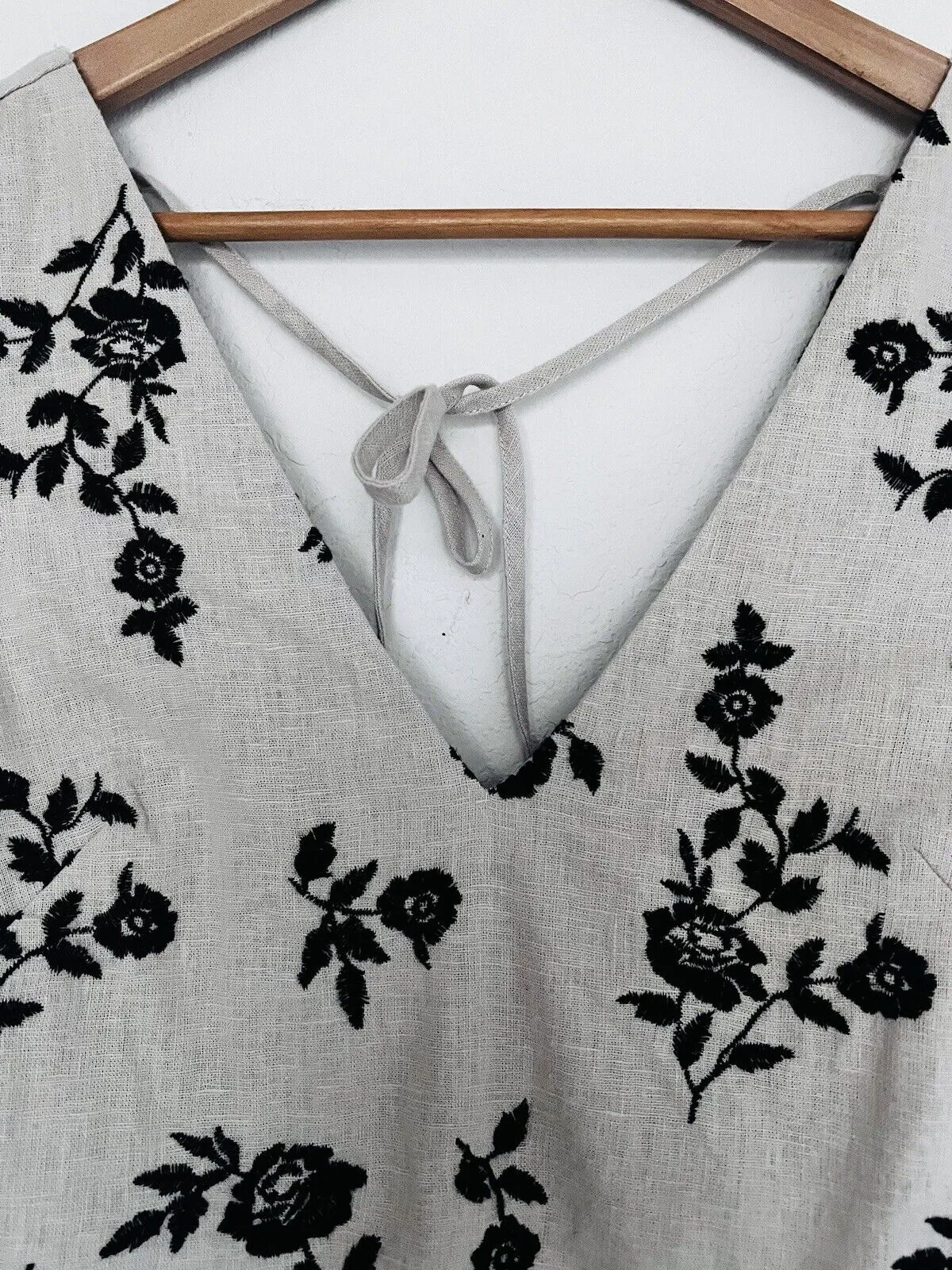 ABERCROMBIE  & FITCH Gray Floral Embroidered Dress Sz XS Linen Blend V-Neck