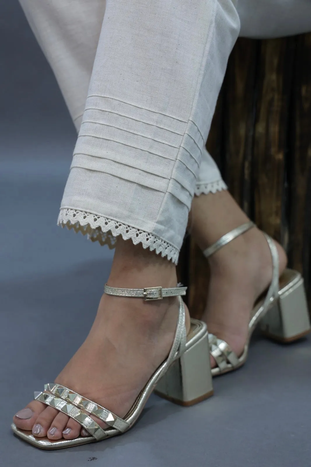 Cream Straight Pant In Cotton