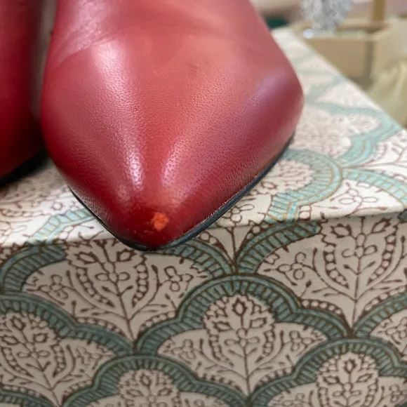 *Pour La Victoire red  leather kitten heel  9.5 40 pointy toe V-neck pump bootie