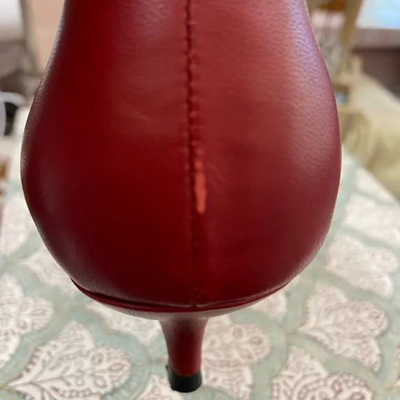 *Pour La Victoire red  leather kitten heel  9.5 40 pointy toe V-neck pump bootie