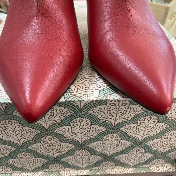 *Pour La Victoire red  leather kitten heel  9.5 40 pointy toe V-neck pump bootie