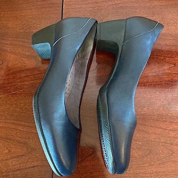 SoftWalk Find Comfort Within Navy Blue Leather Low Heel Pumps Size 10.5W