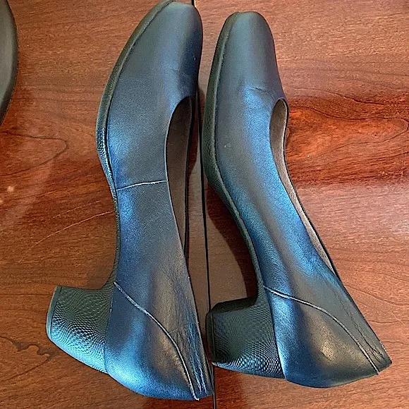 SoftWalk Find Comfort Within Navy Blue Leather Low Heel Pumps Size 10.5W