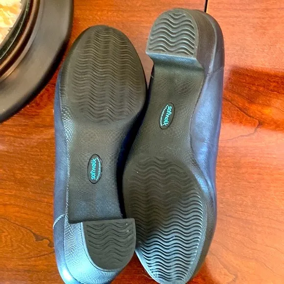 SoftWalk Find Comfort Within Navy Blue Leather Low Heel Pumps Size 10.5W