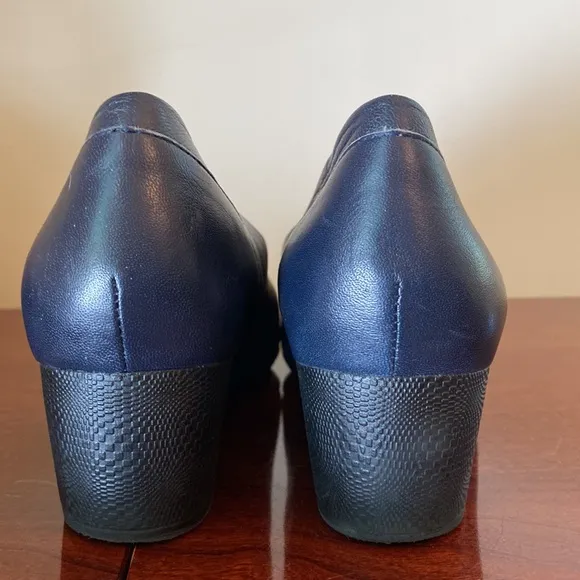 SoftWalk Find Comfort Within Navy Blue Leather Low Heel Pumps Size 10.5W