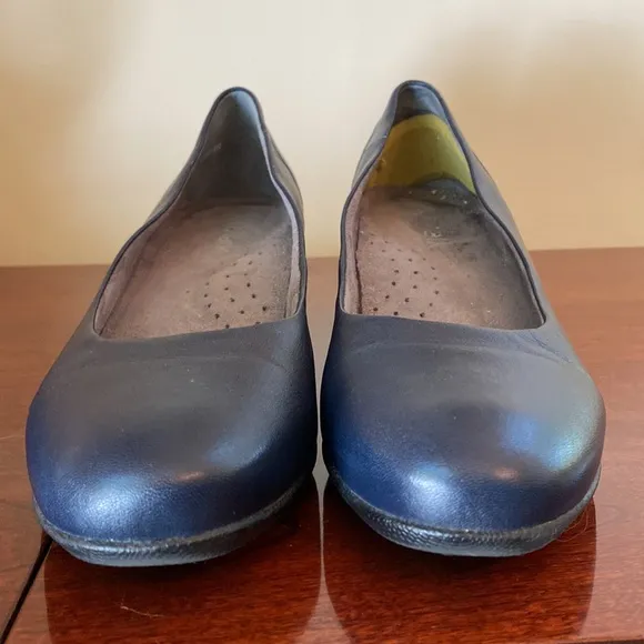 SoftWalk Find Comfort Within Navy Blue Leather Low Heel Pumps Size 10.5W