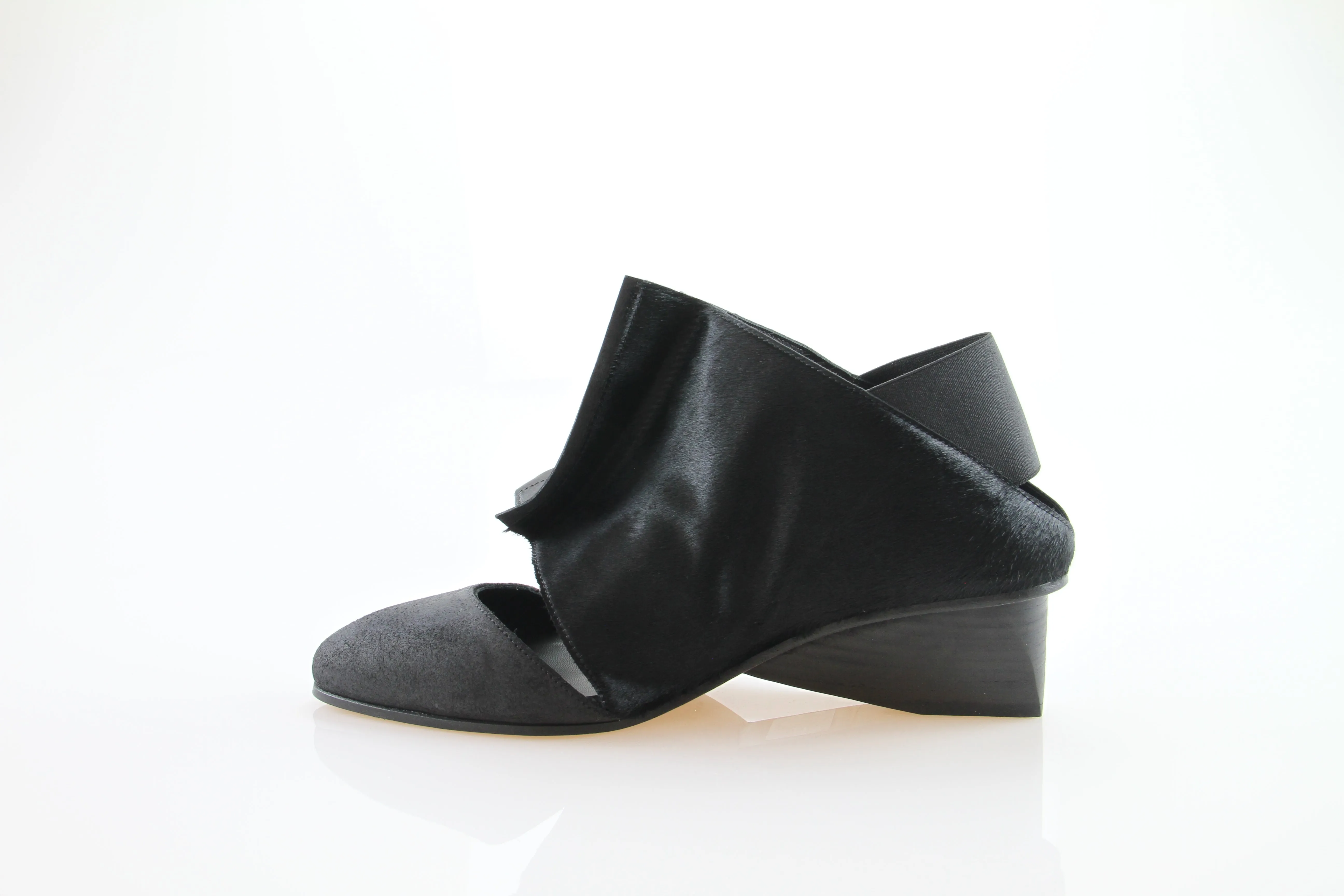 SWIVEL / BLACK PONY /