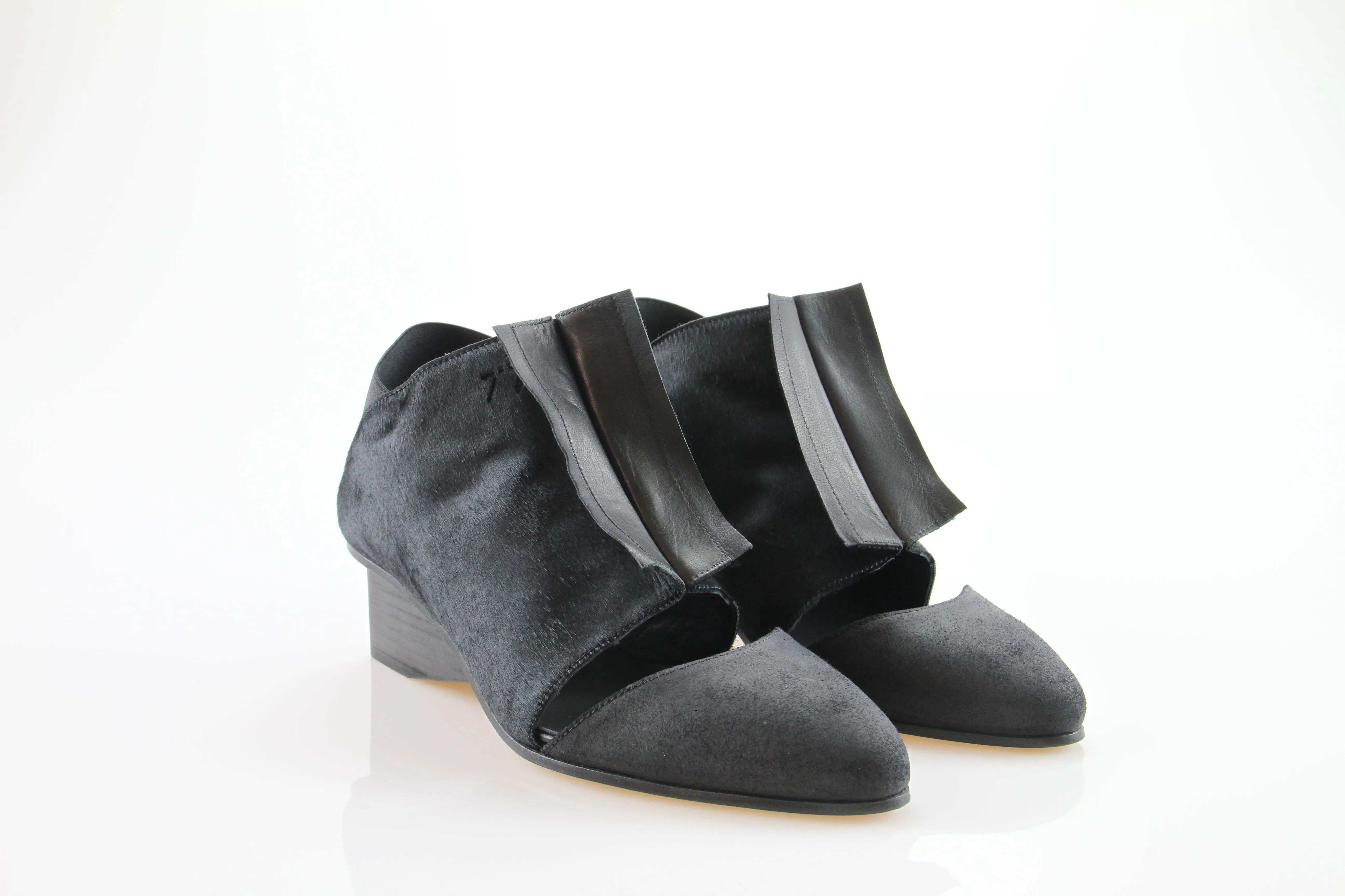 SWIVEL / BLACK PONY /